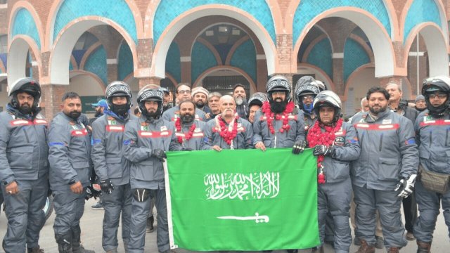 Kelompok biker Pakistan melakukan perjalanan umrah dengan sepeda motornya. (autodeals) 