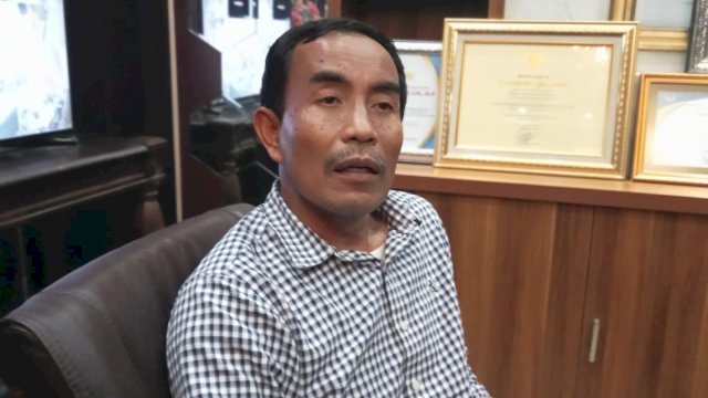 Kasubdit V Cybercrime Ditreskrimsus Polda Sulsel, Kompol Sutomo saat diwawancarai diruang kerjanya (Portal Media/Reza)