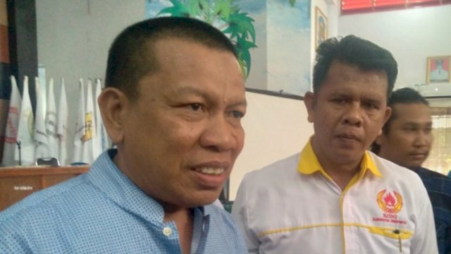Alamsyah Mahadi Kulle (kiri) memberikan keterangan kepada wartawan setelah dinyatakan terpilih secara aklamasi sebagai Ketua KONI Jeneponto. Foto: Portalmedia.id/Akbar Razak