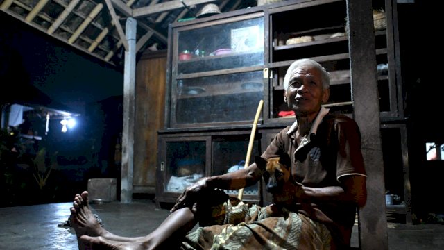 Presiden Jokowi mengunjungi sejumlah rumah warga di Gianyar, Bali, Rabu (01/02/2023) malam. (Foto: Setpres)

 
