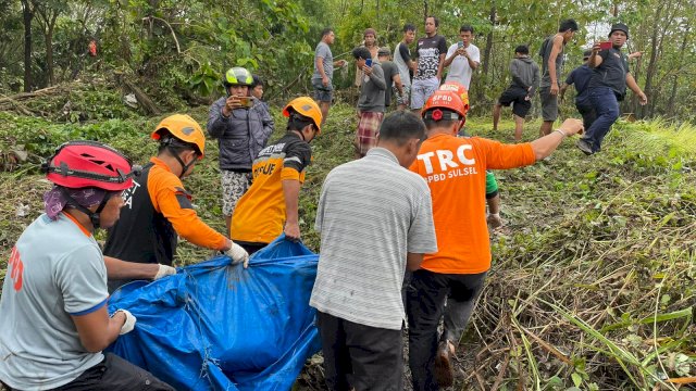 Terbawa Arus Banjir Saat Hendak Selamatkan Motor, Pasutri di Parepare Ditemukan Meninggal