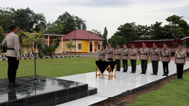 Kapolres Kabupaten Jeneponto, Sulawesi Selatan, AKBP Andi Erma Suryono memimpin upacara sera terima jabatan (Sertijab) Pejabat Utama (PJU) serta pelantikan Kasikum yang dipusatkan di halaman Mapolres, Kamis (2/2/2023). (IST)