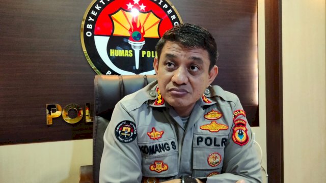 Kabid Humas Polda Sulsel, Kombes Pol Komang Suartana saat diwawancarai awak media di ruang kerjanya (Portal Media/Reza)