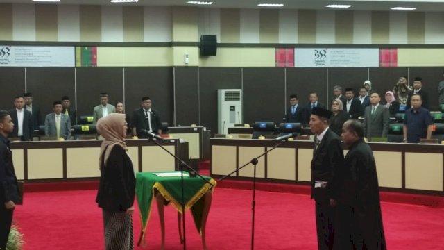 Pengucapan sumpah Anggota DPRD Sulsel yang dilakukan oleh Marthen Rantetondok dan dipimpin oleh Ketua DPRD Sulsel, Ina Kartika Sari. Foto: Portalmedia.id/Al Fath