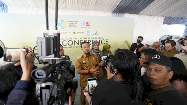 Gubernur Sulawesi Selatan Andi Sudirman Sulaeman  saat memberikan keterangan di hadapan awak media/Ist