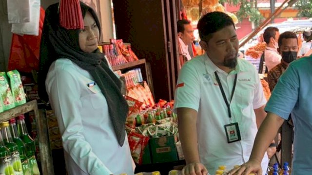 Kepala Dinas Perdagangan Sulsel, Andi Arwin Azis saat meninjau sejumlah pasar tradisional di Makassar, guna memastikan stok minyak bersubsidi terjaga/Ist