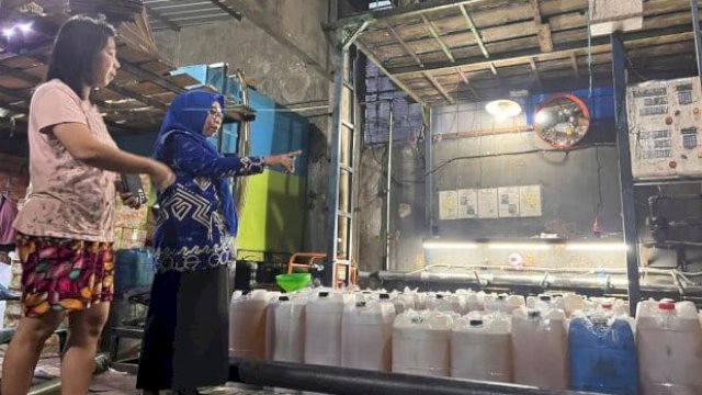 Plt Disperindag Gowa, Kamsina saat melakukan pengecekan ketersediaan minyak goreng di salah satu distributor. (Irham/portalmedia)