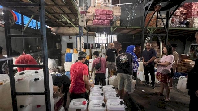 Plt Disperindag Gowa, Kamsina saat melakukan pengecekan ketersediaan minyak goreng di salah satu distributor/Ist