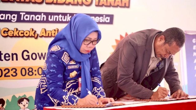 Sekda Gowa, Kamsina bersama dengan  Kepala BPN Gowa saat melakukan penandatanganan program Gama Patas/Ist