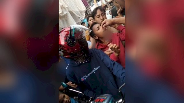 Bocah yang terkena panah busur di Makassar hendak dibawa ke Rumah Sakit (RS). (ist)