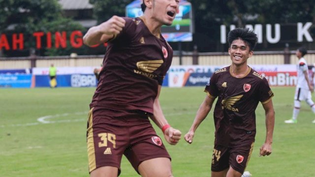 Selebrasi pemain PSM Makassar asal Jepang, Kenzo Nambu 