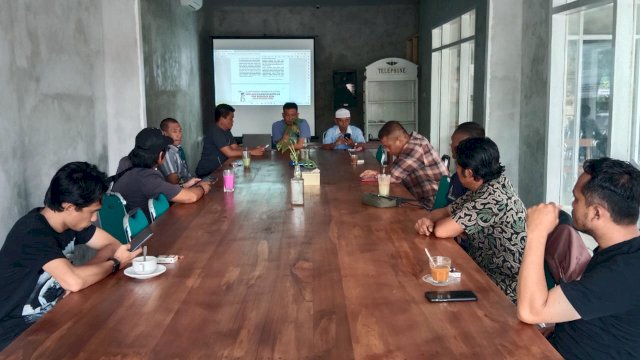 Tim 9 Presidium Anies Baswedan menggelar rapat konsulidasi perdana di salah satu Warkop di Kabupaten Jeneponto, Sulawesi Selatan, Sabtu (04/03/2023). (Portal Media/Akbar Razak).