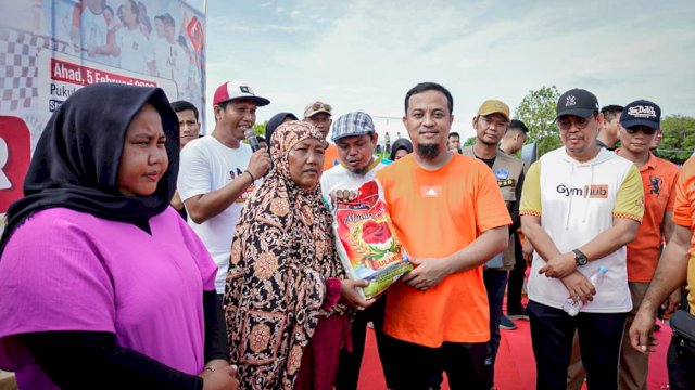 Gubernur Sulsel, Andi Sudirman Sulaiman saat memberikan bantuan sembako kepada warga Bulukumba/Ist