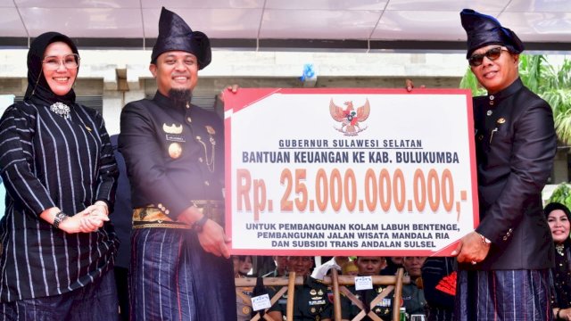 Gubernur Sulsel, Andi Sudirman Sulaiman saat menyerahkan bantuan  anggaran kepada Bupati Bulukumba/Ist