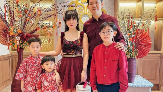 Anggota DPRD Kota Makassar, Eric Horas dan keluarga (ist/portalmedia)