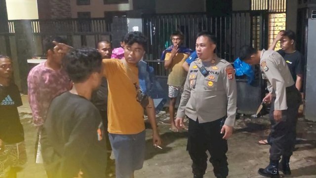 Polisi yang berada di lokasi melakukan pemeriksaan terhadap sejumlah saksi (ist/reza/portalmedia)