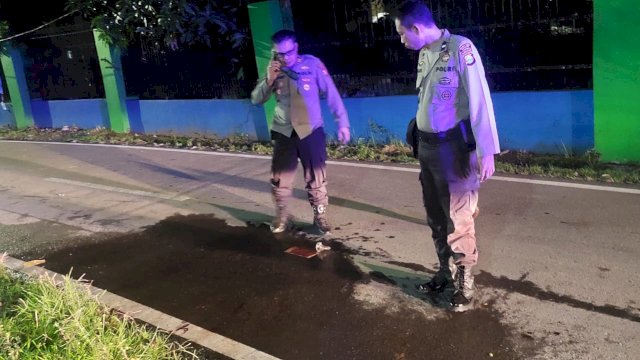 Pihak kepolisian saat memeriksa lokasi Tempat Kejadian Perkara (TKP) kasus pengeroyokan hingga menyebabkan kematian terhadap diduga pelaku pencurian/Ist