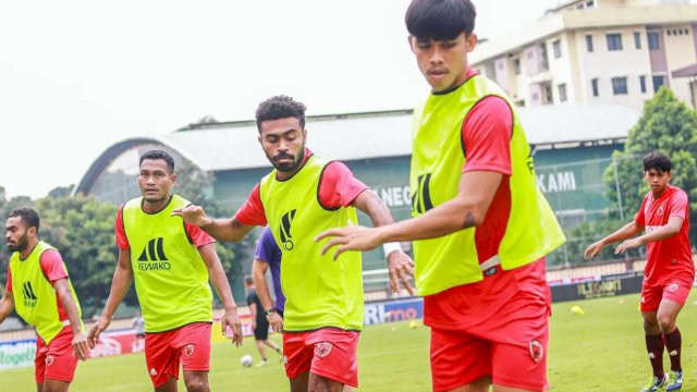 PSM Makassar lakukan pemanasan sebelum pertandingan melawan Arema FC, di Stadion Perguruan Tinggi Ilmu Kepolisian (PTIK). Foto: dok