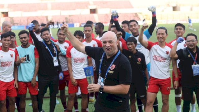 Pelatih PSM Makassar Bernardo Tavares (depan) bersama pemain. Foto: dok