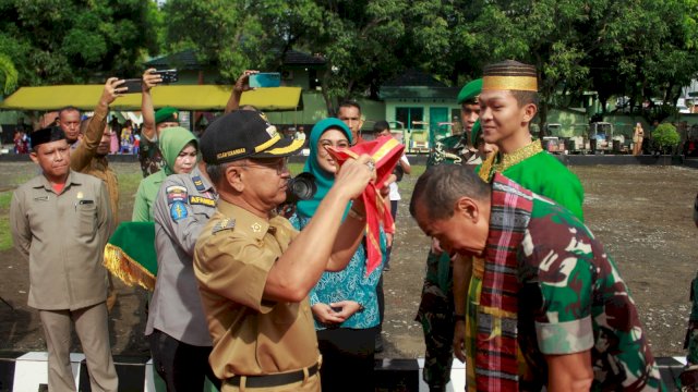 Iksan Iskandar mengalungkan kain khas Jeneponto kepada Pangdam, Mayor Jenderal (Mayjen) TNI Totok Imam Santoso/Ist