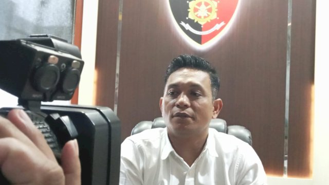 Kasat Reskrim Polrestabes Makassar, AKBP Ridwan JM Hutagaol yang diwawancarai di ruang kerjanya (Portal Media/Reza)