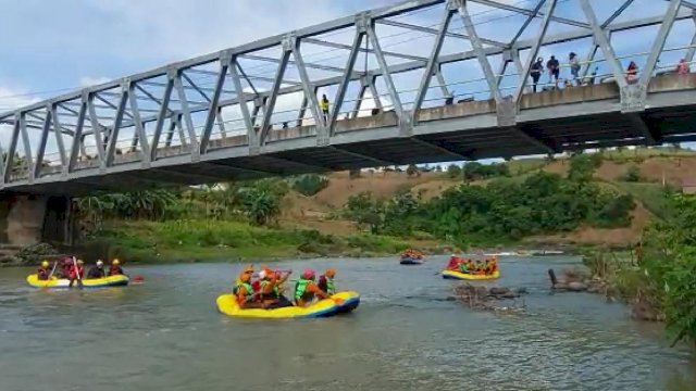 Gabungan para penikmat arus deras dari berbagai daerah maupun Kabupaten di Sulawesi Selatan, menggelar ajang silaturahmi di sungai Kelara Kabupaten Jeneponto. Foto: dok