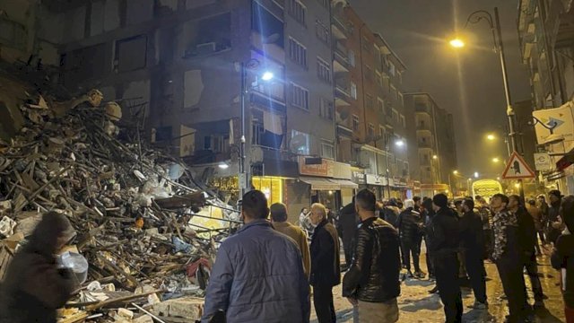 Penampakan sejumlah bangunan di Turki pasca gempa. Foto: ist