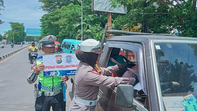  Jajaran Satlantas Polrestabes Makassar saat melakukan kegiatan Operasi Keselamatan 2023 di bilangan Jalan A P Pettarani - Jalan Sultan Alauddin (Portal Media/Reza)