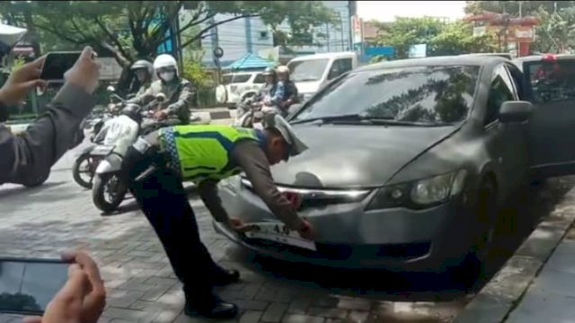 Kendaraan roda empat milik pegawai honorer yang menggunakan plat gantung saat diperiksa polisi(Portal Media/Reza)