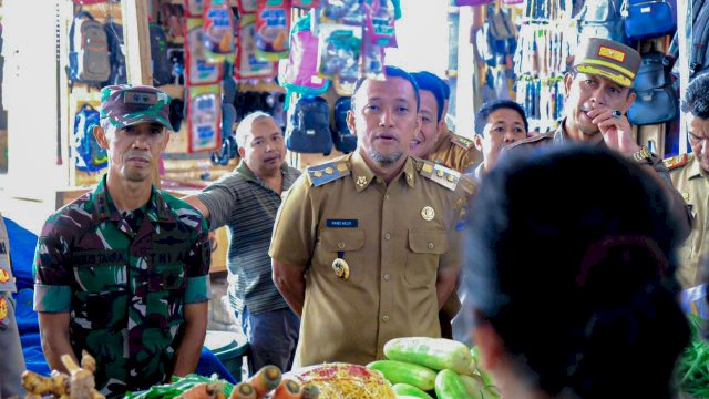 Operasi harga bahan pokok dipimpin oleh Wakil Bupati Paris Yasir didampingi kepala Dinas Perindustrian dan Perdagangan serta sejumlah pimpinan OPD lainnya. (IST).