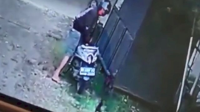Pelaku pencuri ayam kontes di Gowa terekam CCTV/Ist