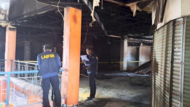 Personel Labfor Polda Sulsel yang melakukan olah TKP di Pasar Terong Makassar/Ist