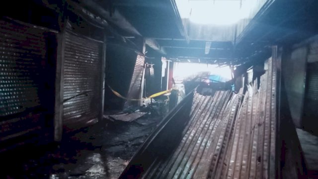 Puing-puing kios pedagang di Pasar Terong Kota Makassar usai terbakar akhir pekan lalu (Portal Media/Reza) 