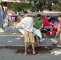 Bukan Pemerintah, Warga Jeneponto Timbun Jalan Berlubang Pakai Tanah Selokan