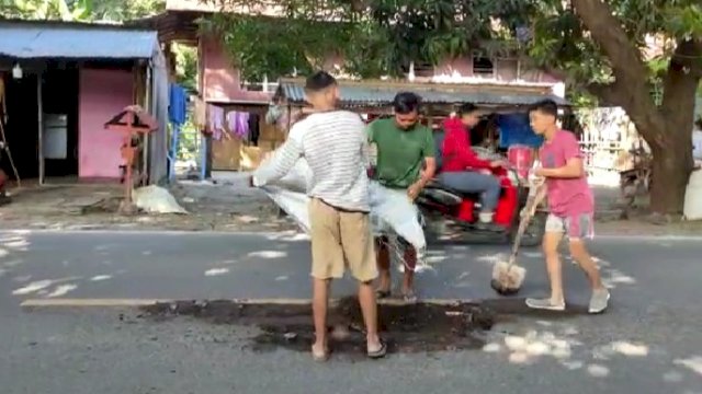 Warga Pakatterang, Kelurahan Balang Toa, Kecamatan Binamu, Kabupaten Jeneponto, Sulawesi Selatan, menambal jalan berlubang, Selasa (7/2/2023). Foto: ist