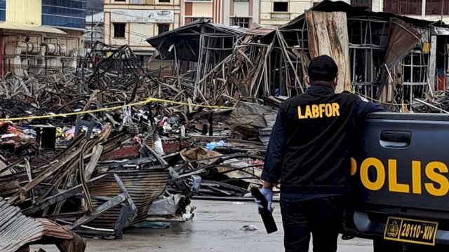 Labfor saat melakukan pemeriksaan di lokasi kebakaran di Blok B Pasar Sentral Makassar. Foto: Portalmedia.id/Reza
