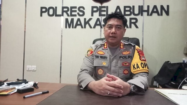 Kapolres Pelabuhan Makassar, AKBP Yudi Frianto saat diwawancarai awak media di ruang kerjanya. Foto: Portalmedia.id/Reza