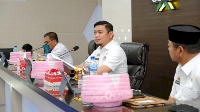 Bupati Gowa, Adnan Purichta Ichsan saat memimpin rapat bersama seluruh camat dan sekcam. Foto: Ist