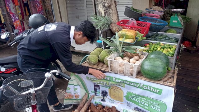 Tim Kemitraan Perumda Pasar Makassar Raya (Karya) kembali melakukan penertiban sejumlah spanduk dan reklame/ist