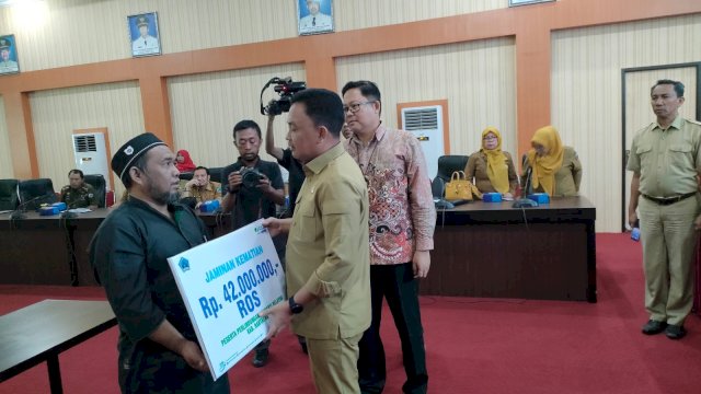 BPJS Ketenagakerjaan Serahkan Klaim JKM kepada Nelayan di Bantaeng