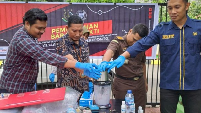 Kejaksaan Negeri (Kejari) Kabupaten Jeneponto, Sulawesi Selatan, memusnahkan barang bukti dari 7 kasus kejahatan pidana narkoba dan perkara lainnya yang telah dinyatakan berkekuatan hukum tetap selama Desember 2022 hingga Februari 2023. (IST/akbarrazak/portalmedia).