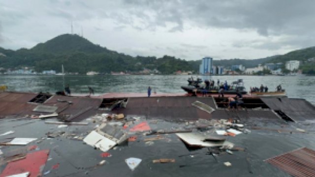 Dampak gempa, Rumah Makan Cirita Cafe (Kota Jayapura) nampak rubuh dan tenggelam di pinggir laut. (BMKG)