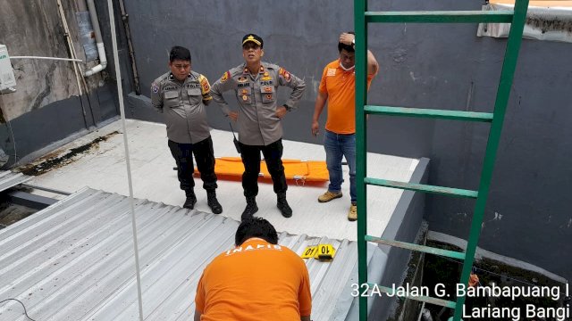 Ket. Polisi yang melakukan proses olah TKP dan evakuasi di lokasi tewasnya salah warga diduga tersengat listrik Foto: ist