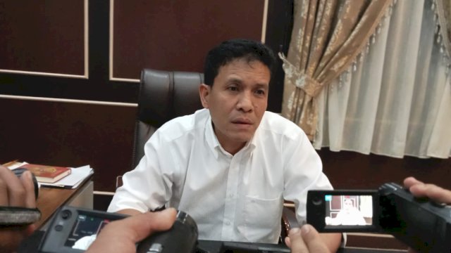 Dirreskrimsus Polda Sulsel, Kombes Pol Helmi Kwarta Kusuma Rauf saat diwawancarai awak media di ruang kerjanya. Foto: Portalmedia.id/Reza