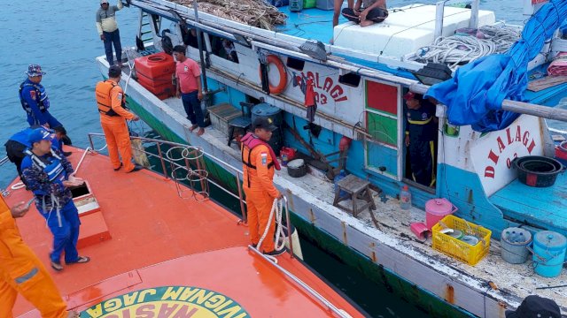 Personel Basarnas Sulsel yang melakukan evakuasi terhadap kapal nelayan yang mengalami mati mesin di kawasan Teluk Bone (ist)