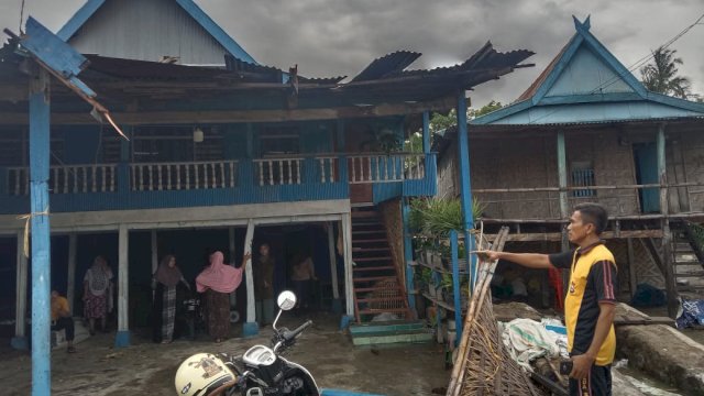 Rumah warga di Jeneponto rusak akibat angin puting beliung/Ist