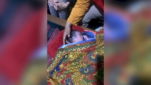 Bayi malang berjenis kelamin perempuan dalam kondisi hidup ditemukan di tempat pembuangan sampah/Ist
