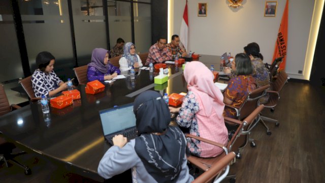 Anggota Bawaslu Lolly Suhenty (tengah, berkemeja putih) saat berdiskusi dengan perwakilan Tiktok Indonesia di Kantor Bawaslu, Jakarta, Jumat (10/02/2023). (Pic: Bawaslu)