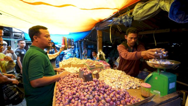 Gubernur Sulsel, Andi Sudirman Sulaiman, berkunjung sekaligus berbelanja di Pasar Sentral Malino, Minggu, 12 Februari 2023. 