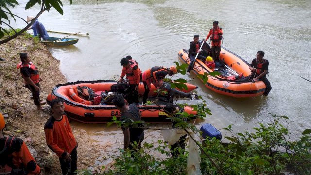 Personel tim SAR Gabungan yang menyusuri sungai dengan perahu karet mencari bocah 8 tahun yang dikabarkan hilang. Foto: dok